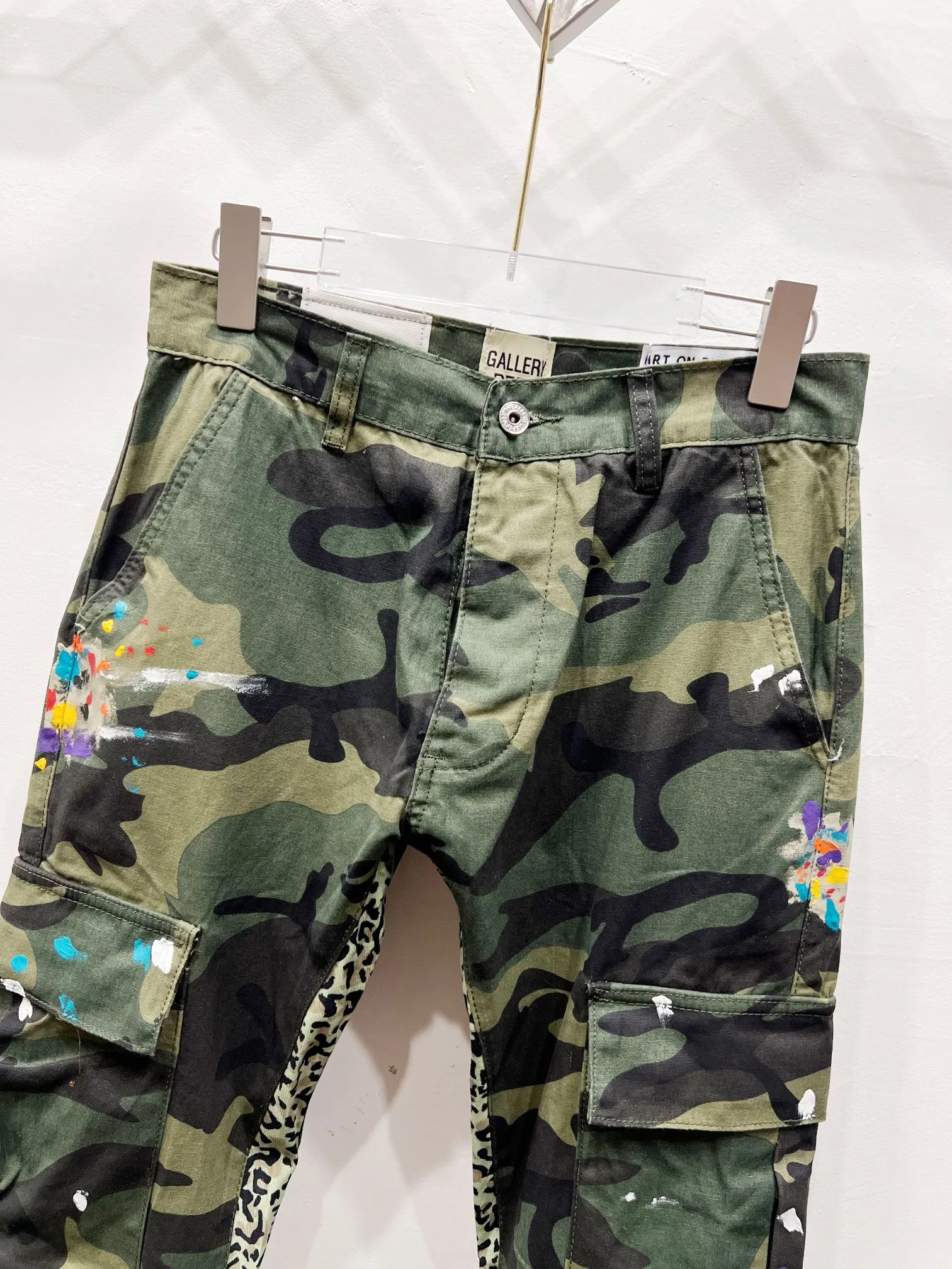 p260 Style No.: (c069) GALLERY DEPT. 2025 new camouflage stitching hand-painted multi-pocket couple style loose bootcut jeans. Top ceiling quality. Styles with different washed textures. Very friendly to people with thin legs and thick legs. The bootcut style is very flattering to the leg shape. Moderate length that never goes out of style. Easy to match. Basic styling for various styles. A must-have in the wardrobe! The fabric is stiff but also makes the upper body soft without losing texture. The washing process is even more perfect. It is a must-have item for everyone! ! ! Washed wheat, hang tag, pants label, complete with three labels Color: camouflage green Size: 28, 30, 32, 34, 36 (five sizes)